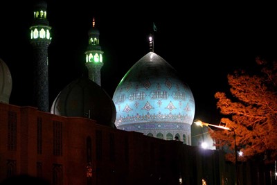 نمایی از گنبد و گلدسته های مسجد جمکران در شب